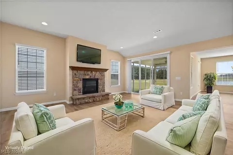 Living - 605 Cedar Crest Dr, Elyria, OH 44035 photo 3 of 8