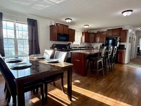 Kitchen - 362 Pin Oak Cir, Elyria, OH 44035 photo 2 of 2