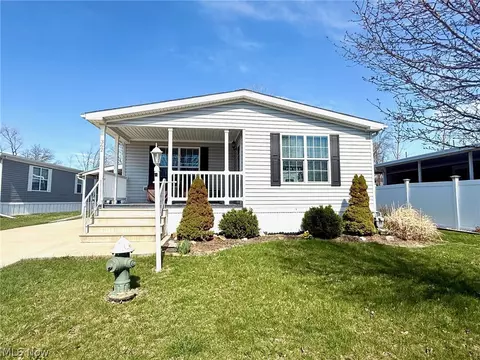 362 Pin Oak Cir, Elyria, OH 44035