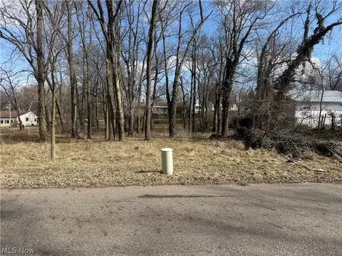 Pershing Avenue Nw, Massillon, OH 44646