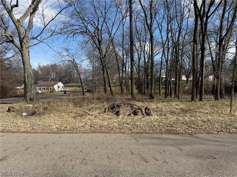Pershing Avenue Nw, Massillon, OH 44646