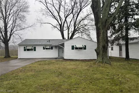 34297 W Point Dr, North Ridgeville, OH 44039