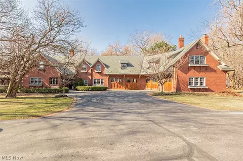 10 E Hanna Ln, Bratenahl, OH 44108
