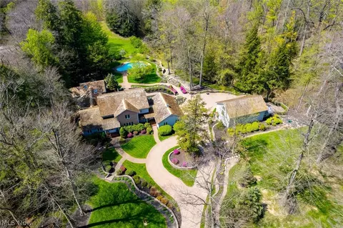 1160 Fox Hill Dr, Gates Mills, OH 44040