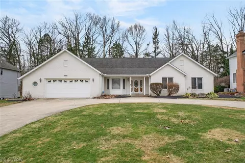 6284 S Applecross Rd, Highland Heights, OH 44143