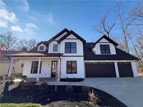 560 Red Oak Ln, Bay Village, OH 44140