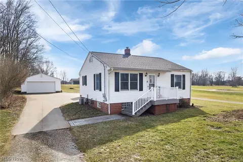 1170 Smith Kramer St NE, Hartville, OH 44632