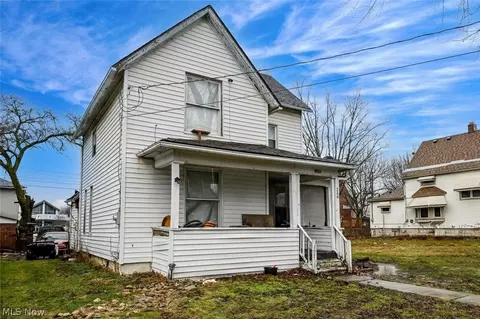 240 1st St NW, Barberton, OH 44203