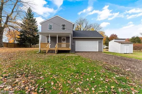 3516 Roseview Dr, Hubbard, OH 44425