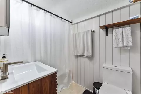 Bath - 143 Baker St, Berea, OH 44017 photo 1 of 3