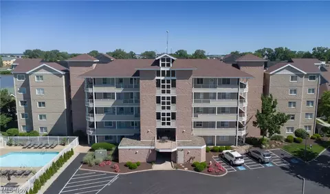 30 Marina Point Dr, Sandusky, OH 44870