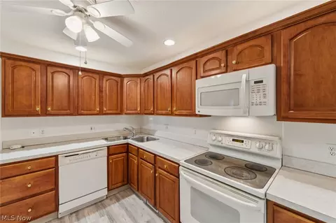 Kitchen - 4204 Castle Rdg, Copley, OH 44321 photo 2 of 2