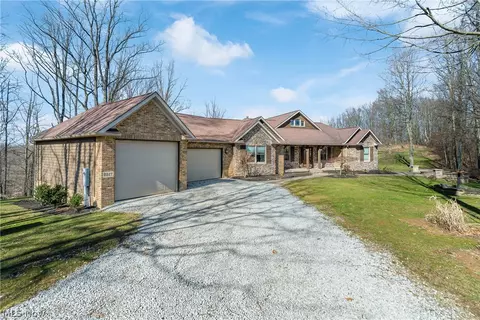 2517 Golfview Dr NE, New Philadelphia, OH 44663