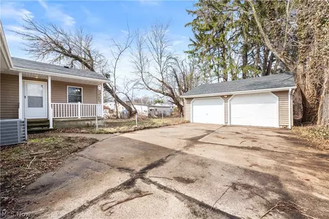 Exterior - 975 N Ridge Rd E, Lorain, OH 44055 photo 5 of 7