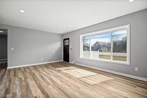 Living - 975 N Ridge Rd E, Lorain, OH 44055 photo 3 of 6