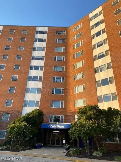 11850 Edgewater Dr #1003, Lakewood, OH 44107