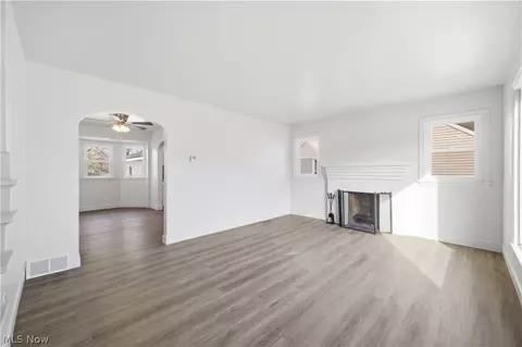 Living - 227 E Wilson St, Struthers, OH 44471 photo 4 of 5