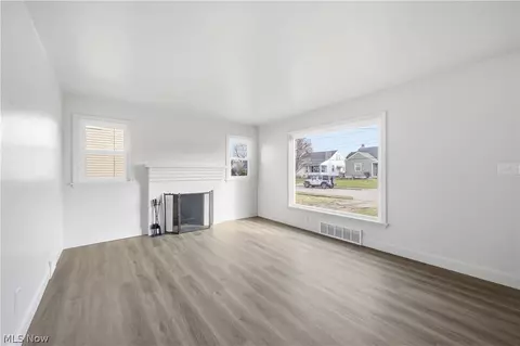 Living - 227 E Wilson St, Struthers, OH 44471 photo 2 of 5