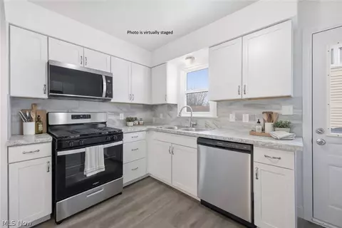 Kitchen - 227 E Wilson St, Struthers, OH 44471 photo 2 of 3