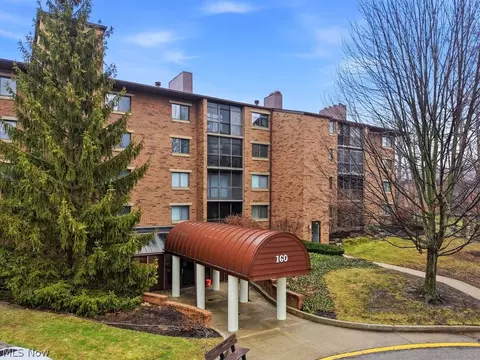 160 Fox Hollow Dr #406, Mayfield Heights, OH 44124