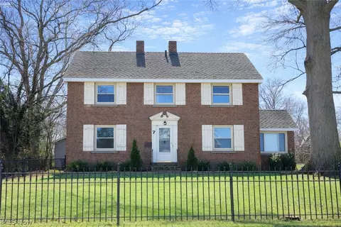 7 Coveland Dr, Avon Lake, OH 44012