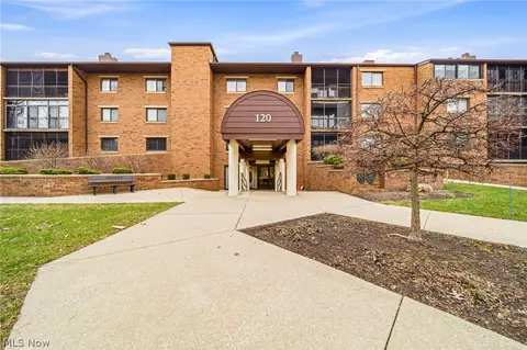 120 Fox Hollow Dr #307, Mayfield Heights, OH 44124