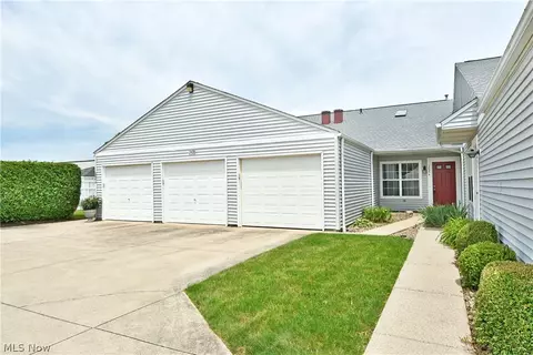 3406 Ivy Hill Cir #B, Cortland, OH 44410