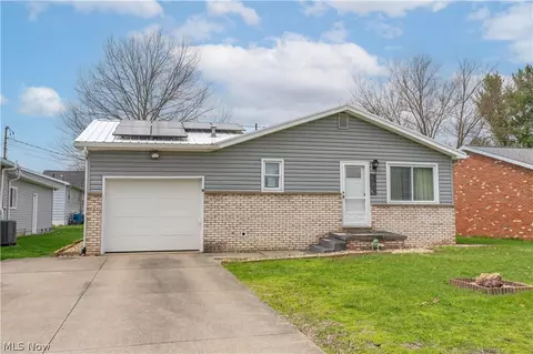 408 4th St NE, New Philadelphia, OH 44663