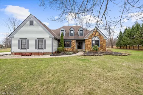 11275 Woodie Glen Dr, Chardon, OH 44024