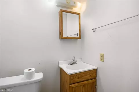 Bath - 553 Delaware Ave, Elyria, OH 44035 photo 2 of 2