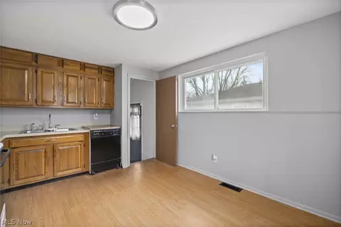 Entry Way - 553 Delaware Ave, Elyria, OH 44035 photo 2 of 2