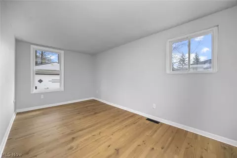 Bedroom - 553 Delaware Ave, Elyria, OH 44035 photo 2 of 4
