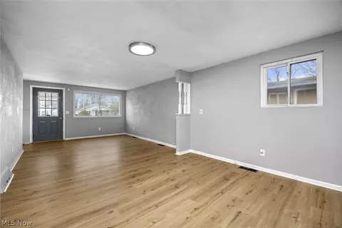 Living - 553 Delaware Ave, Elyria, OH 44035 photo 1 of 3