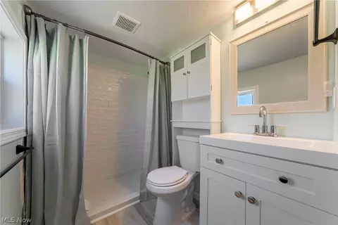 Bath - 2745 Rockefeller Rd, Willoughby Hills, OH 44092 photo 2 of 3