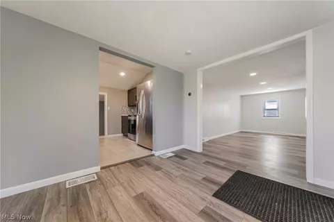 Entry Way - 2745 Rockefeller Rd, Willoughby Hills, OH 44092 photo 2 of 5