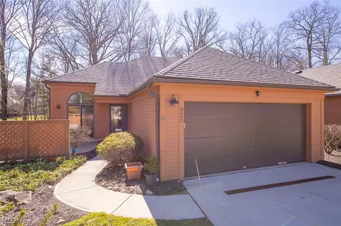920 Hemlock Ln, Sagamore Hills, OH 44067