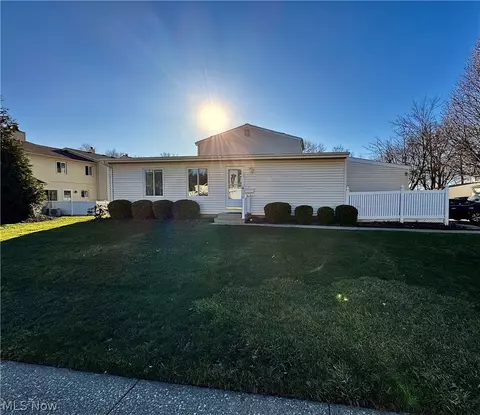 346 Deepwood Dr, Wadsworth, OH 44281