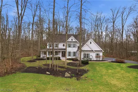 113 Champion Ln, Chagrin Falls, OH 44022