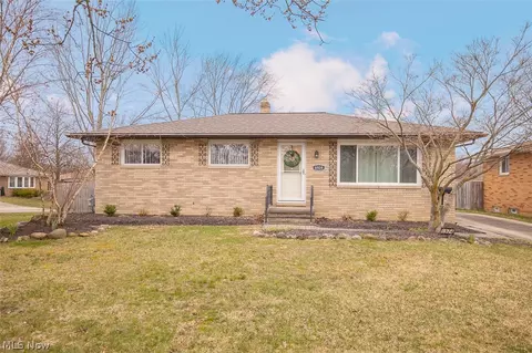 6924 Day Dr, Parma, OH 44129