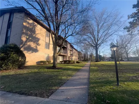 16480 W Heather Ln #304, Middleburg Heights, OH 44130