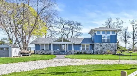 104 E Point Dr, Kelleys Island, OH 43438