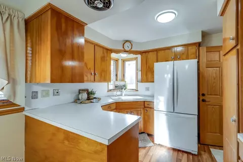 Kitchen - 3917 Crestwood St NW, Canton, OH 44708 photo 3 of 5