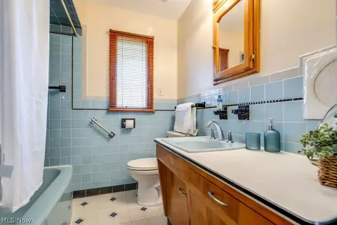 Bath - 3917 Crestwood St NW, Canton, OH 44708 photo 2 of 5