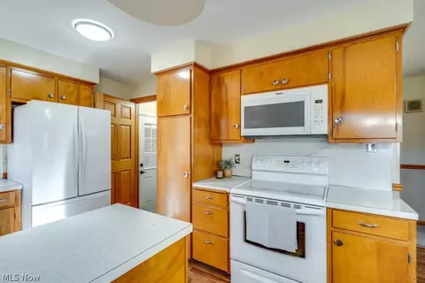 Kitchen - 3917 Crestwood St NW, Canton, OH 44708 photo 2 of 5