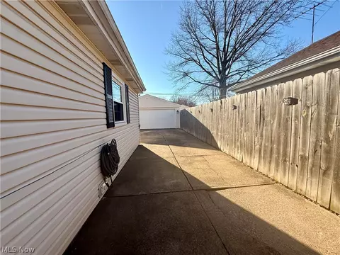 817 Boston Ave, Elyria, OH 44035 photo 21
