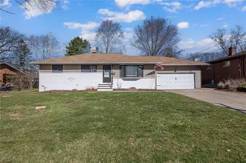 8320 Craigleigh Dr, Parma, OH 44129