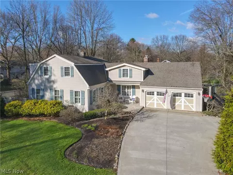 145 Greenbrier Dr, Chagrin Falls, OH 44022
