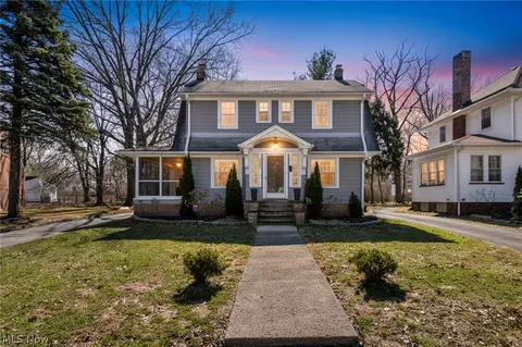 1521 Parkhill Rd, Cleveland Heights, OH 44121
