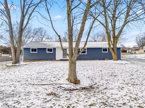 2465 Meadowside St NW, Massillon, OH 44647