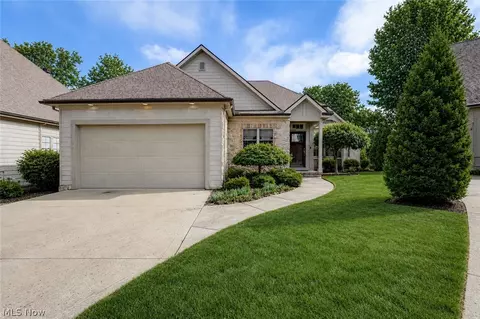9 River Side Dr, Rocky River, OH 44116